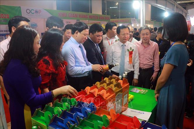 Trong ảnh: Các đại biểu tham quan Hội chợ. Ảnh: Đức Hiếu-TTXVN