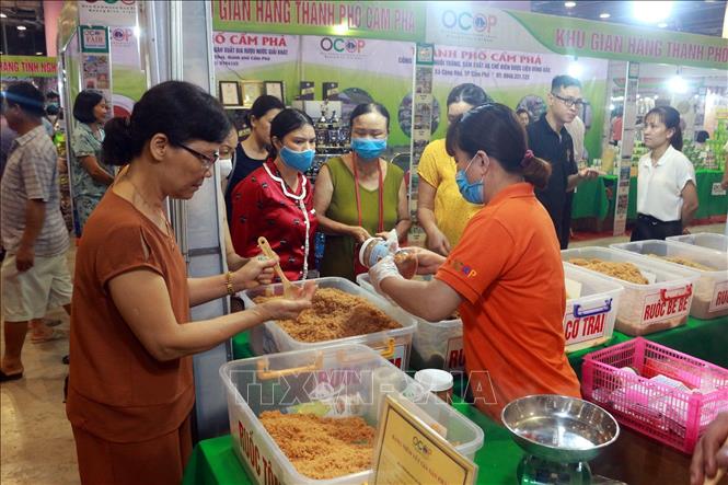 Trong ảnh: Người dân tham quan và mua sắm tại hội chợ. Ảnh: Đức Hiếu-TTXVN