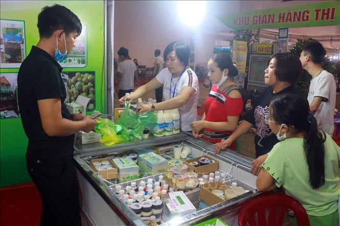 Trong ảnh: Người dân tham quan và mua sắm tại hội chợ. Ảnh: Đức Hiếu-TTXVN
