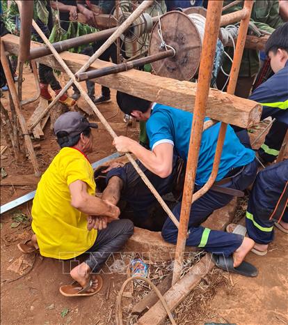 Trong ảnh: Anh Siu Mang được lực lượng cứu hộ đưa lên khỏi giếng nhưng đã tử vong. Ảnh: Hồng Điệp - TTXVN 