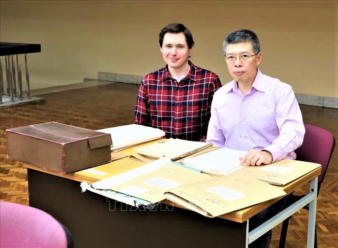 Trong ảnh: Chuyên viên chính của RGASPI, anh Nikolai Lysenkov (trái), người tìm và tập hợp tư liệu về Hồ Chí Minh. Ảnh: Bùi Duy Trinh-pv TTXVN tại LB Nga