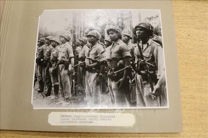 Trong ảnh: Ảnh trong cuốn album Bác Hồ tặng đồng chí Stalin năm 1950. Ảnh: Bùi Duy Trinh-pv TTXVN tại LB Nga     