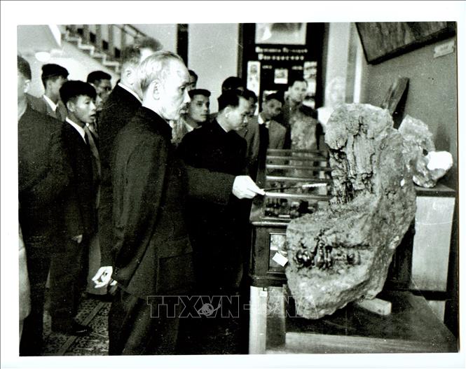 Trong ảnh: Bác thăm Bảo tàng Địa chất Urals ở Yekaterinburg. Ảnh: TTXVN phát