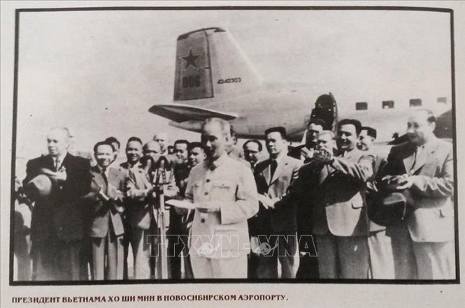 Trong ảnh: Bác Hồ tại sân bay thành phố Novosibirsk. Ảnh: TTXVN phát