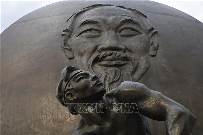 Trong ảnh: Bức chân dung Chủ tịch Hồ Chí Minh đang mỉm cười, được khắc nổi trên tấm đồng hình tròn khổng lồ, cùng hình tượng chàng trai Việt Nam đang ở tư thế chuẩn bị bật dậy. Ảnh: Trần Hiếu - Pv TTXVN tại LB Nga