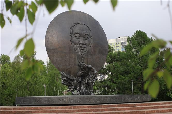 Trong ảnh: Bức phù điêu Chủ tịch Hồ Chí Minh trên hình vòng tròn là hình tượng mặt trời của Việt Nam, tiềm ẩn mơ ước về một nước Việt Nam với tương lai tươi sáng. Ảnh: Trần Hiếu - Pv TTXVN tại LB Nga