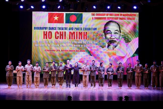 Trong ảnh: Đạo diễn và các nghệ sỹ Bangladesh bắt nhịp Bài ca Hồ Chí Minh. Ảnh: Huy Lê - P/v TTXVN tại Bangladesh



             