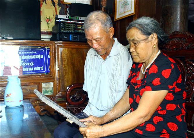 Trong ảnh: Bức ảnh kỷ niệm ông Hoa Xuân Tứ được gặp Bác Hồ tại Đại hội Anh hùng chiến sỹ thi đua chống Mỹ cứu nước toàn quốc năm 1966. Ảnh: Tá Chuyên - TTXVN