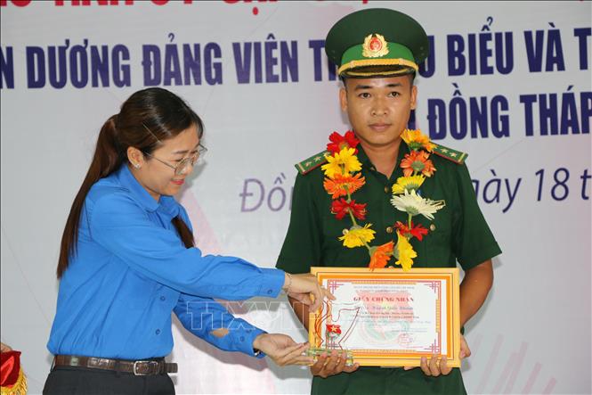 Trong ảnh: Tỉnh Đoàn Đồng Tháp tuyên dương 69 tập thể và cá nhân Đảng viên trẻ, thanh niên tiêu biểu ở các lĩnh vực trong học tập và làm theo tư tưởng, đạo đức, phong cách Hồ Chí Minh giai đoạn 2018 - 2020. Ảnh: Chương Đài - TTXVN