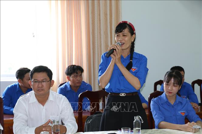 Trong ảnh: Chị Nguyễn Thị Minh Tâm, Giáo viên, Phó bí thư Đoàn trường và Phó chủ tịch Hội liên hiệp thanh niên trường THPT Thiên Hộ Dương, thành phố Cao Lãnh, tỉnh Đồng Tháp phát biểu ý kiến tại buổi tuyên dương. Ảnh: Chương Đài - TTXVN