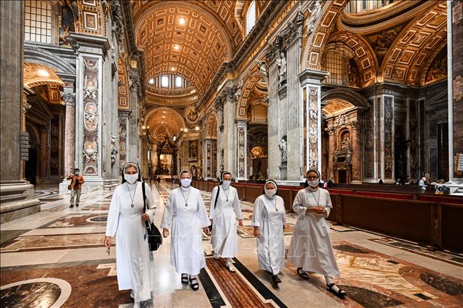 Trong ảnh: Các nữ tu sĩ tại Nhà thờ Thánh Peter tại Tòa thánh Vatican ngày 18/5/2020. Ảnh: AFP/TTXVN