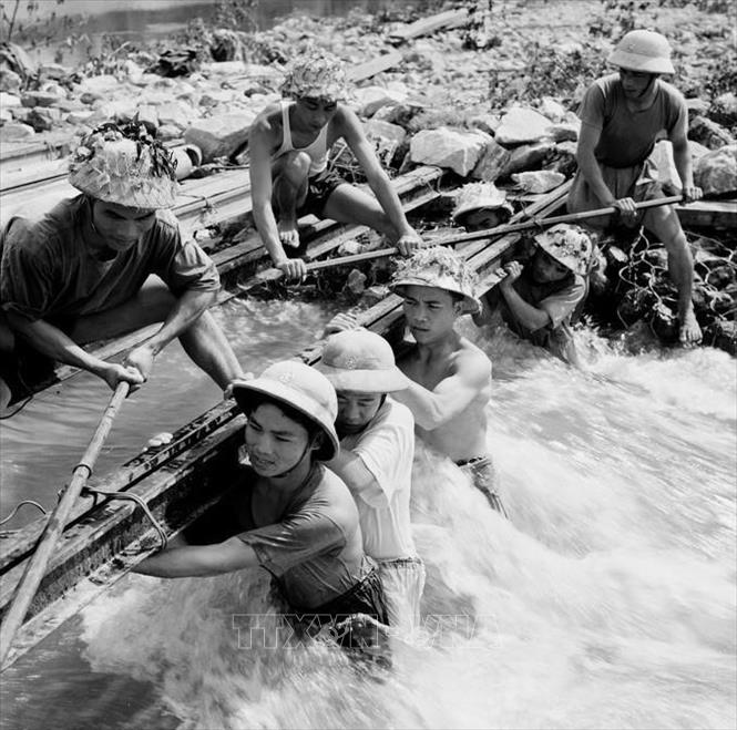 Trong ảnh: Những ngày đầu tiên khai phá đường Trường Sơn, bộ đội ta đã bí mật vạch tuyến đi qua những vùng núi hiểm trở, cheo leo với khẩu hiệu “Đi không dấu, nấu không khói, nói không tiếng”. Ảnh: Trần Phác - TTXVN