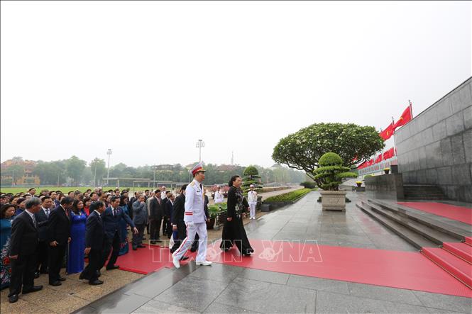Photo: NA Chairwoman Kim Ngan, Party and State leaders and NA deputies express their endless gratitude to President Ho Chi Minh. VNA Photo: Dương Giang