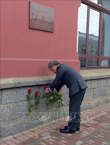 Trong ảnh: Tổng lãnh sự Nguyễn Hoàng Việt đặt hoa tại nơi gắn Bia đá kỷ niệm ba lần Chủ tịch Hồ Chí Minh đến Vladivostok. Ảnh: Nguyễn Anh Nam - TTXVN phát