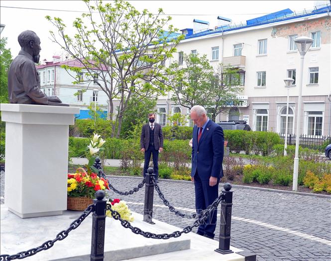 Trong ảnh: Chủ tịch cơ quan lập pháp thành phố Vladivostok, ông Andrey Brick, kính cẩn trước tượng đài Chủ tịch Hồ Chí Minh ở Vladivostok. Ảnh: Nguyễn Anh Nam - TTXVN phát