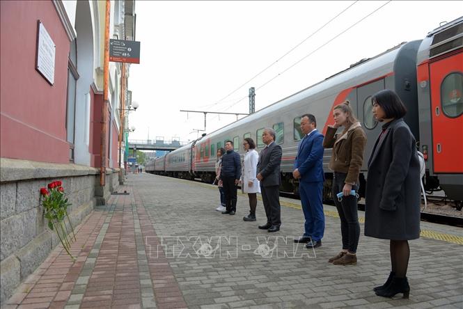 Trong ảnh: Tổng lãnh sự Nguyễn Hoàng Việt và đoàn đặt hoa tại nơi gắn Bia đá kỷ niệm ba lần Chủ tịch Hồ Chí Minh đến Vladivostok. Ảnh: Nguyễn Anh Nam - TTXVN phát