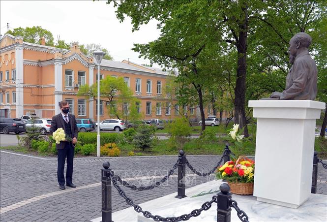 Trong ảnh: Lãnh đạo trường Đại học Tổng hợp liên bang Viễn Đông (DVFU), ông Evgeny Vlasov trước tượng đài Chủ tịch Hồ Chí Minh ở Vladivostok. Ảnh: Nguyễn Anh Nam - TTXVN phát