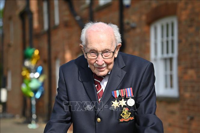 Trong ảnh: Đại tá Tom Moore  đi bộ 100 vòng trong khu vườn ở Marston Moretaine, phía bắc London ngày 16/4/2020, nhằm gây quỹ hỗ trợ đội ngũ y tế Anh đối phó dịch COVID-19. Ảnh: AFP/ TTXVN
