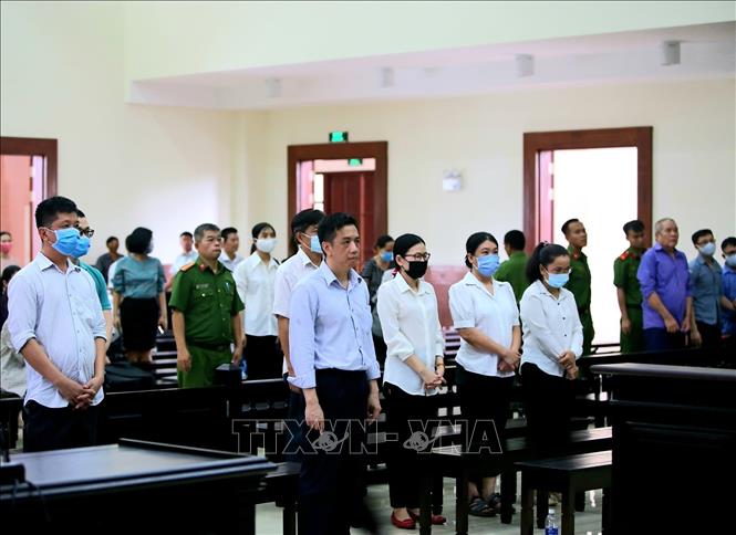 Trong ảnh: 7 bị cáo nghe tuyên đọc bản án. Ảnh: Thành Chung - TTXVN