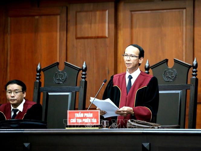 Trong ảnh: Thẩm phán, chủ tọa phiên tòa tuyên đọc bản án.Ảnh: Thành Chung - TTXVN