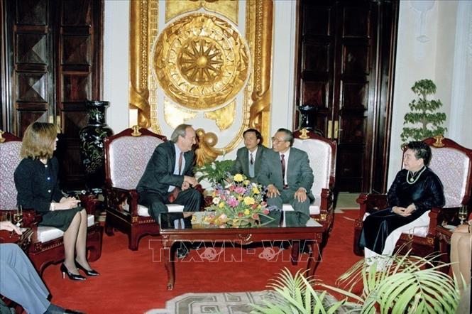 Trong ảnh: Bộ trưởng Ngoại giao Nguyễn Mạnh Cầm tiếp Bộ trưởng Ngoại giao Tây Ban Nha Carlos Oetstendo thăm hữu nghị Việt Nam, ngày 29/2/1996, tại Hà Nội. Ảnh: Kim Hùng - TTXVN