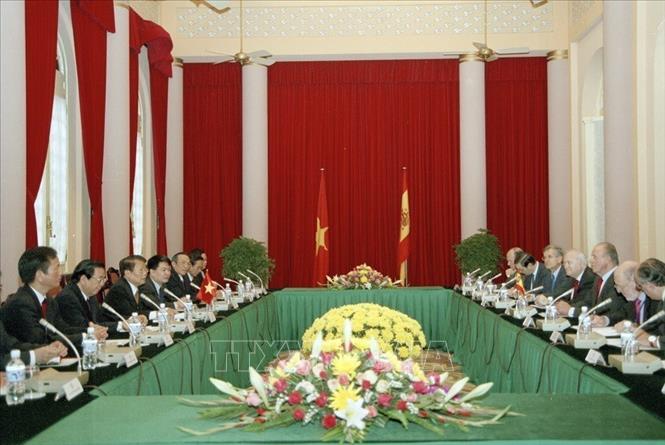 Trong ảnh: Chủ tịch nước Trần Đức Lương hội đàm với Nhà vua Tây Ban Nha Juan Carlos thăm cấp Nhà nước đến Việt Nam, ngày 20/2/2006, tại Phủ Chủ tịch. Ảnh: Nhan Sáng - TTXVN