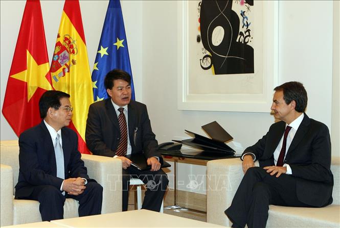 Trong ảnh: Thủ tướng José Luis Rodríguez Zapatero đón và hội đàm với Chủ tịch nước Nguyễn Minh Triết thăm cấp Nhà nước Vương quốc Tây Ban Nha từ ngày 13 - 16/12/2009. Trong chuyến thăm này, hai bên đã thiết lập quan hệ 