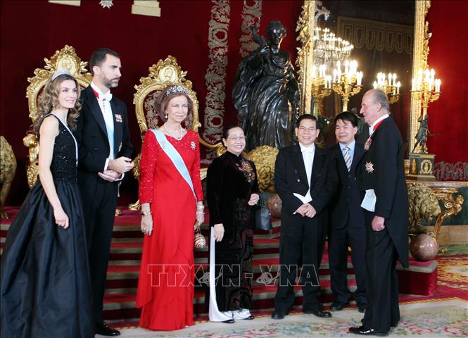 Trong ảnh: Nhà Vua Juan Carlos và Hoàng hậu đón Chủ tịch nước Nguyễn Minh Triết và Phu nhân thăm cấp Nhà nước Vương quốc Tây Ban Nha từ ngày 13 - 16/12/2009. Trong chuyến thăm này, hai bên đã thiết lập quan hệ 