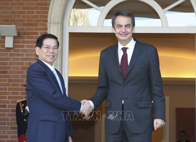 Trong ảnh: Thủ tướng José Luis Rodríguez Zapatero đón Chủ tịch nước Nguyễn Minh Triết thăm cấp Nhà nước Vương quốc Tây Ban Nha từ ngày 13 - 16/12/2009. Trong chuyến thăm này, hai bên đã thiết lập quan hệ 