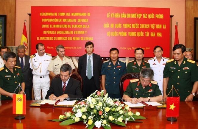 Trong ảnh: Lễ ký bản ghi nhớ hợp tác quốc phòng giữa Bộ Quốc phòng hai nước Việt Nam - Tây Ban Nha, ngày 21/9/2010, tại Hà Nội. Ảnh: TTXVN
      
