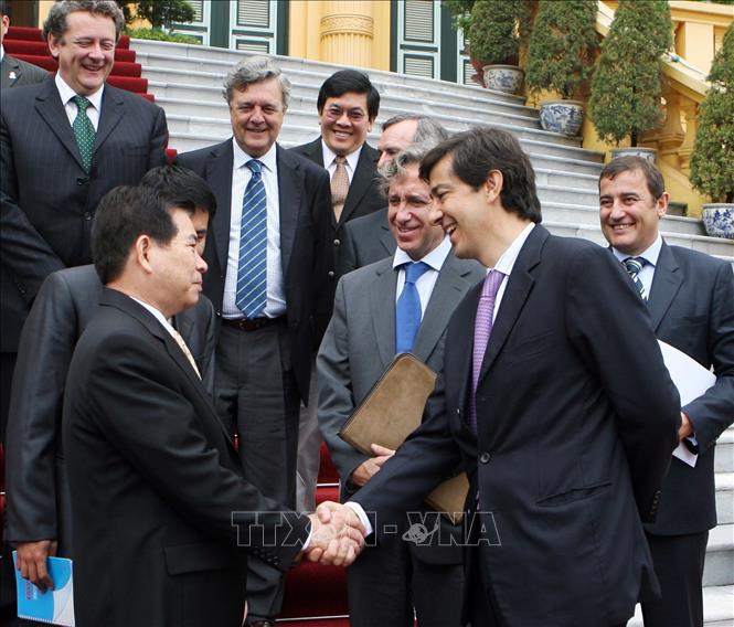 Trong ảnh: Ngày 25/10/2010, tại Phủ Chủ tịch, Chủ tịch nước Nguyễn Minh Triết tiếp Lãnh đạo của hai Tập đoàn DEFEX S.A và ACCIONA S.A của Tây Ban Nha. Ảnh: Nguyễn Khang - TTXVN