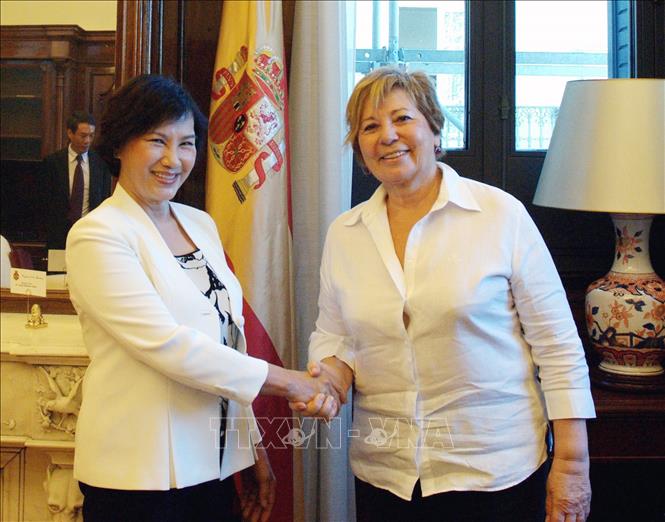Trong ảnh: Ngày 9/9/2013, tại Thủ đô Madrid, Phó Chủ tịch Quốc hội Nguyễn Thị Kim Ngân hội kiến Phó Chủ tịch thứ nhất Hạ viện Tây Ban Nha, bà Celia Villalobos trong chuyến thăm chính thức Tây Ban Nha từ ngày 7 - 11/9/2013. Ảnh: Trung Dũng - TTXVN