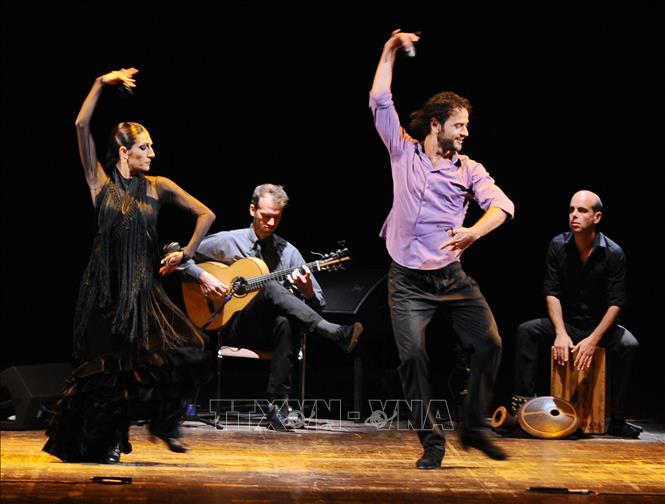 Trong ảnh: Chương trình múa Flamenco “Abriendo Caminos - Mở ra các con đường”, do Cục Nghệ thuật biểu diễn phối hợp với Đại sứ quán Tây Ban Nha tại Việt Nam tổ chức, tối 22/10/2013, tại Hà Nội. Ảnh: Minh Đức - TTXVN
