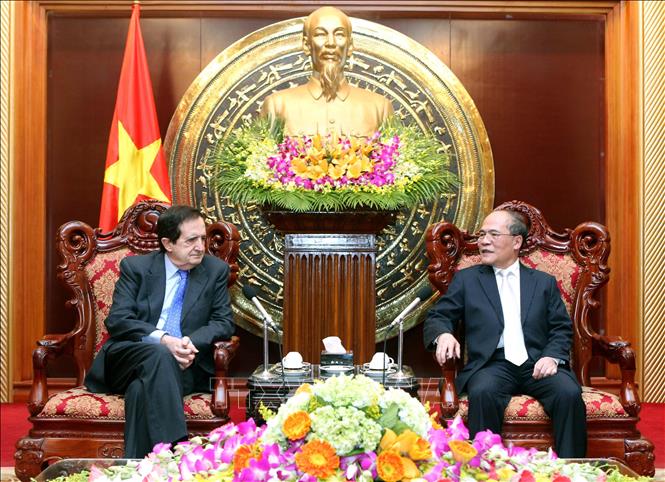 Trong ảnh: Ngày 14/1/2014, tại Hà Nội, Chủ tịch Quốc hội Nguyễn Sinh Hùng tiếp Phó Chủ tịch thứ nhất Thượng viện Tây Ban Nha Juan José Lucas Gimenez. Ảnh: Nhan Sáng-TTXVN