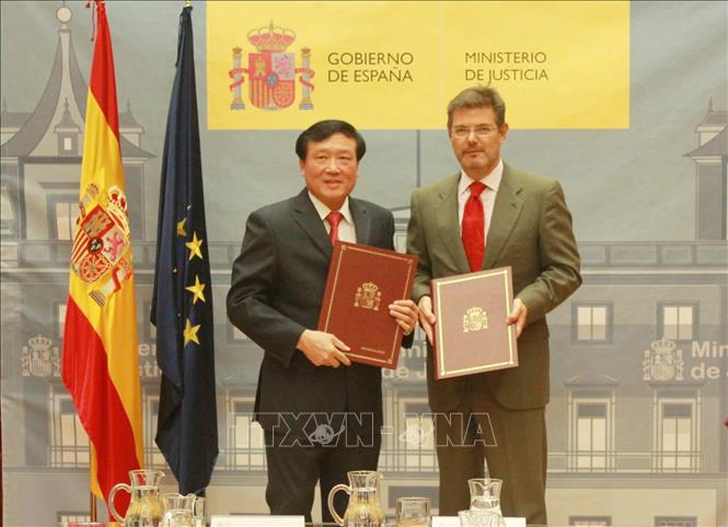 Trong ảnh: Ngày 18/9/2015, tại Thủ đô Madrid, Viện trưởng Viện Kiểm sát nhân dân Tối cao Nguyễn Hòa Bình và Bộ trưởng Tư pháp Tây Ban Nha Rafael Catalá Polo ký Hiệp định Tương trợ tư pháp về hình sự giữa hai nước. Ảnh: Đức Hòa - TTXVN