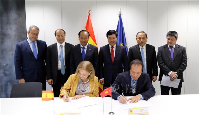 Trong ảnh: Phó Thủ tướng, Bộ trưởng Ngoại giao Phạm Bình Minh chứng kiến lễ ký Thoả thuận thành lập Uỷ ban hỗn hợp về thương mại và đầu tư Việt Nam – Tây Ban Nha, trong chuyến thăm chính thức Tây Ban Nha từ 23 - 24/5/2017. Ảnh: Ngự Bình - TTXVN