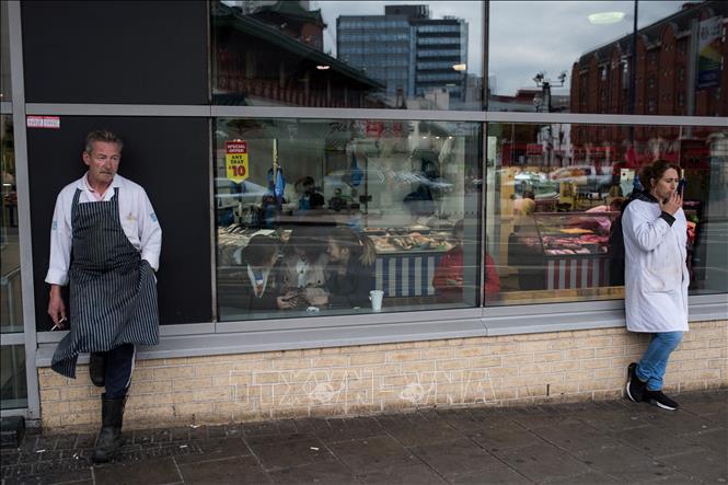 Trong ảnh: Người dân hút thuốc lá tại Birmingham, Anh ngày 17/5/2019. Ảnh: AFP/ TTXVN