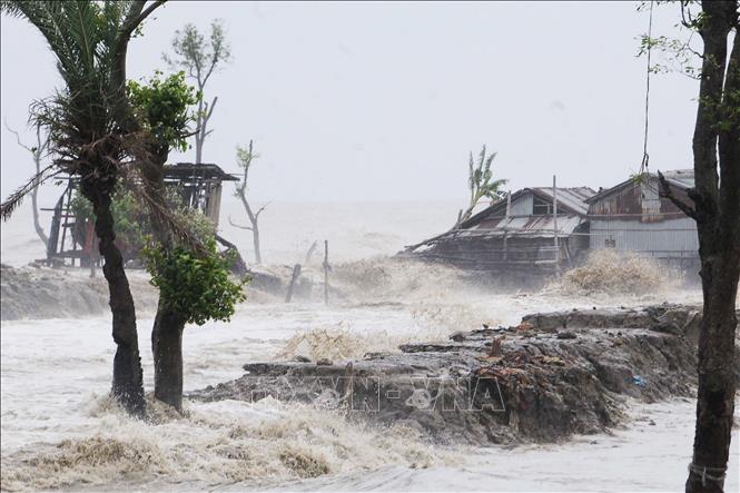 Trong ảnh: Cảnh tàn phá sau khi bão Amphan đổ bộ  tại Bagerhat, Bangladesh ngày 20/5/2020. Ảnh: THX/TTXVN