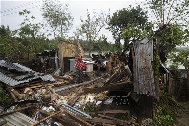 Trong ảnh: Nhà cửa bị tàn phá sau bão Amphan tại Satkhira, Bangladesh ngày 21/5/2020. Ảnh: AFP/TTXVN