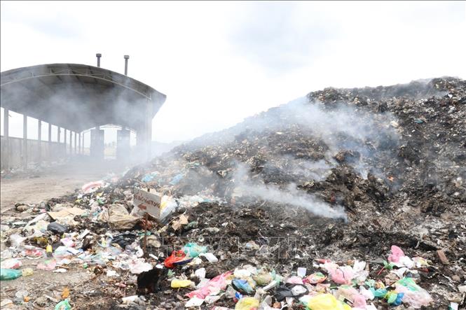Trong ảnh: Bãi rác Thanh Bình (huyện Chợ Gạo), tình trạng đốt rác vẫn xảy ra bên ngoài khu vực lò gây ô nhiễm. Ảnh: Nam Thái - TTXVN