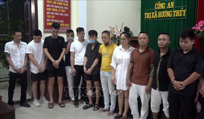 Trong ảnh: Các đối tượng dương tính với ma túy tại cơ quan Công an thị xã Hương Thủy. Ảnh: TTXVN phát