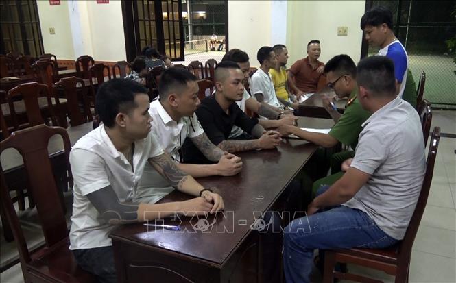 Trong ảnh: Các đối tượng dương tính với ma túy tại cơ quan Công an thị xã Hương Thủy. Ảnh: TTXVN phát