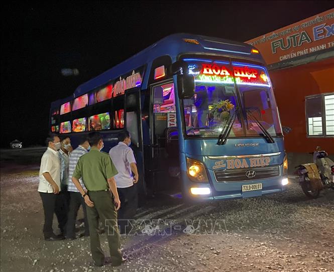 Trong ảnh: Lực lượng chức năng Hậu Giang tiến hành các biện pháp điều tra, giám sát dịch tễ tại bến xe Vị Thanh. Ảnh: Duy Khương – TTXVN