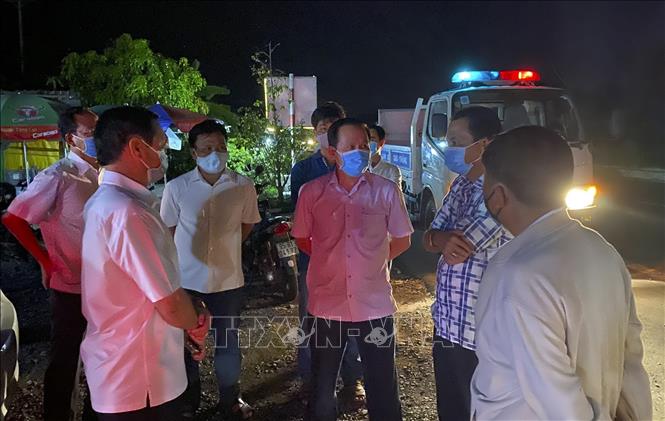 Trong ảnh: Lực lượng chức năng Hậu Giang tiến hành các biện pháp điều tra, giám sát dịch tễ tại bến xe Vị Thanh. Ảnh: Duy Khương – TTXVN