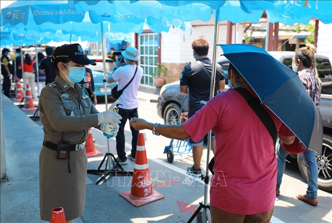 Trong ảnh: Xịt nước sát khuẩn tay phòng lây nhiễm COVID-19 cho người dân tại một khu chợ ở Bangkok, Thái Lan ngày 9/5/2020. Ảnh: THX/TTXVN