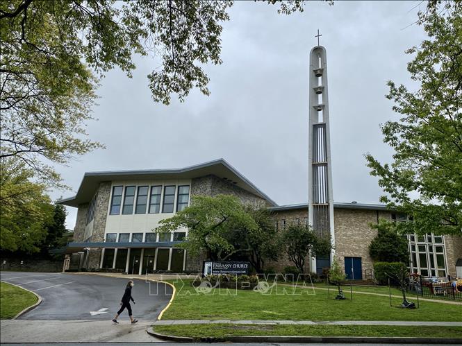 Trong ảnh: Nhà thờ Embassy ở Washington, DC, Mỹ,  đóng cửa do dịch COVID-19 ngày 26/4/2020. Ảnh: AFP/TTXVN