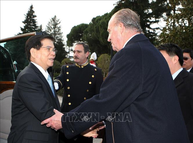 Trong ảnh: Nhà Vua Juan Carlos đón Chủ tịch nước Nguyễn Minh Triết thăm cấp Nhà nước Vương quốc Tây Ban Nha từ ngày 13 - 16/12/2009. Trong chuyến thăm này, hai bên đã thiết lập quan hệ 