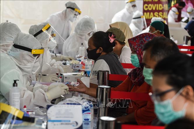 Trong ảnh: Nhân viên y tế lấy mẫu xét nghiệm COVID-19 tại Nam Tangerang, Indonesia, ngày 14/5/2020. Ảnh: THX/TTXVN