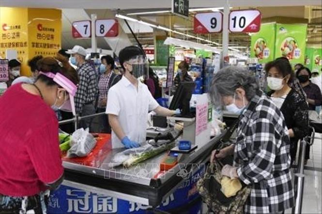 Trong ảnh: Người dân mua sắm tại một siêu thị ở Vũ hán, tỉnh Hồ Bắc, Trung Quốc, ngày 21/5/2020. Ảnh: Kyodo/TTXVN