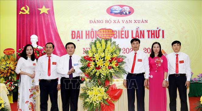 Trong ảnh: Bí thư Trung ương Đảng Nguyễn Xuân Thắng (thứ 3, từ trái sang) tặng hoa chúc mừng Đại hội. Ảnh: Trung Kiên - TTXVN